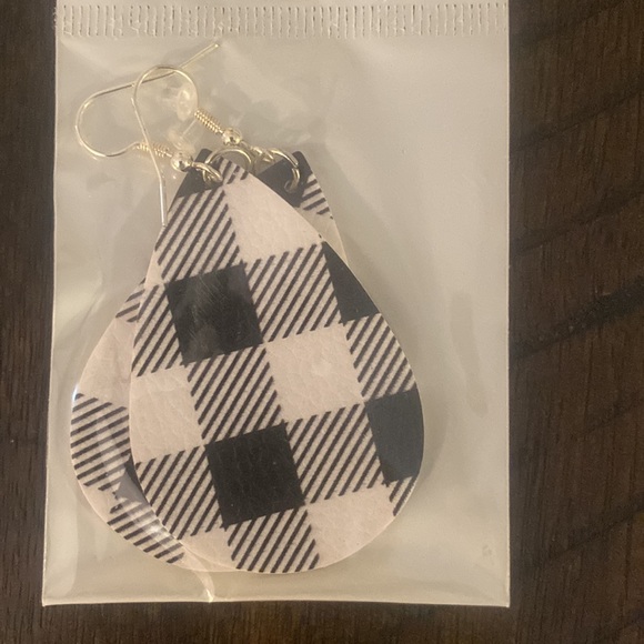 - NWT BLACK N WHITE EARRING AND SOCCER PHONE HOOP - Picture 2 of 4